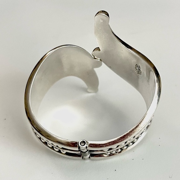 Signed, Taxco Vintage Heavy High Polish Sterling Silver Repoussé Hinged Bracelet - Picture 3 of 6